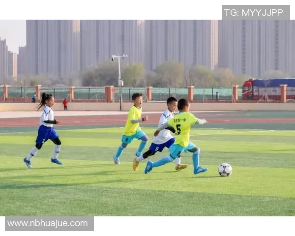 足球明星之间的深厚友谊与默契配合展现了体育精神的无限魅力 足球明星之间的深厚友谊与默契配合展现了体育精神的无限魅力